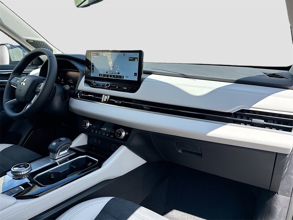 New 2025 Mitsubishi Outlander SE image 32