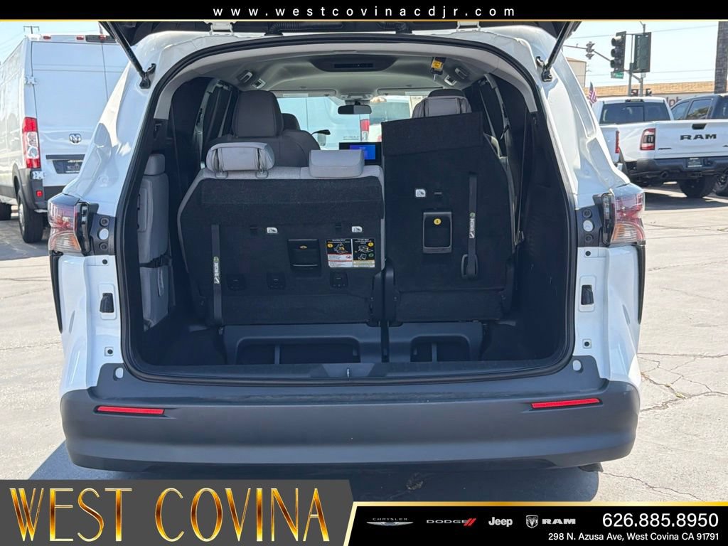 Used 2025 Toyota Sienna LE FWD image 16