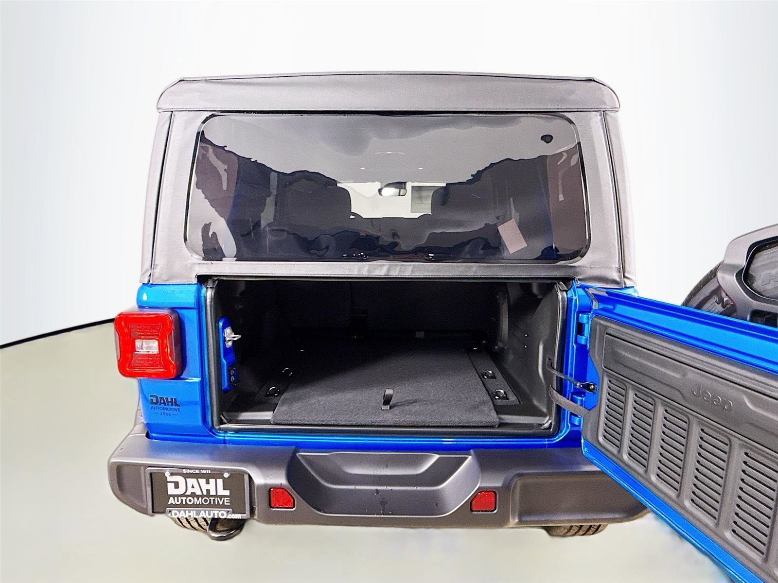 New 2025 Jeep Wrangler Sahara w/ Technology Group image 28