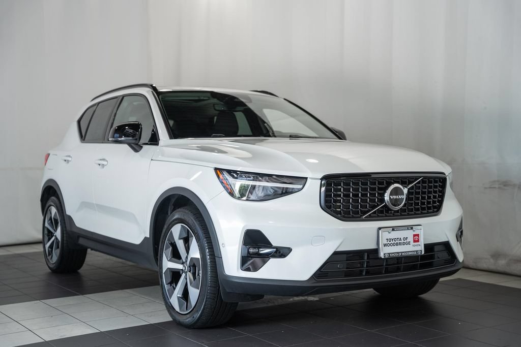 Used 2023 Volvo XC40 B5 Plus w/ Driver Assist Package AWD/4WD image 1