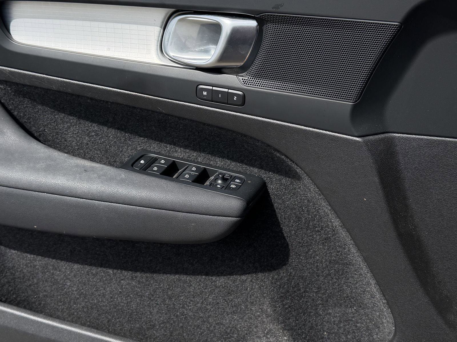 Used 2024 Volvo XC40 B5 Core image 19