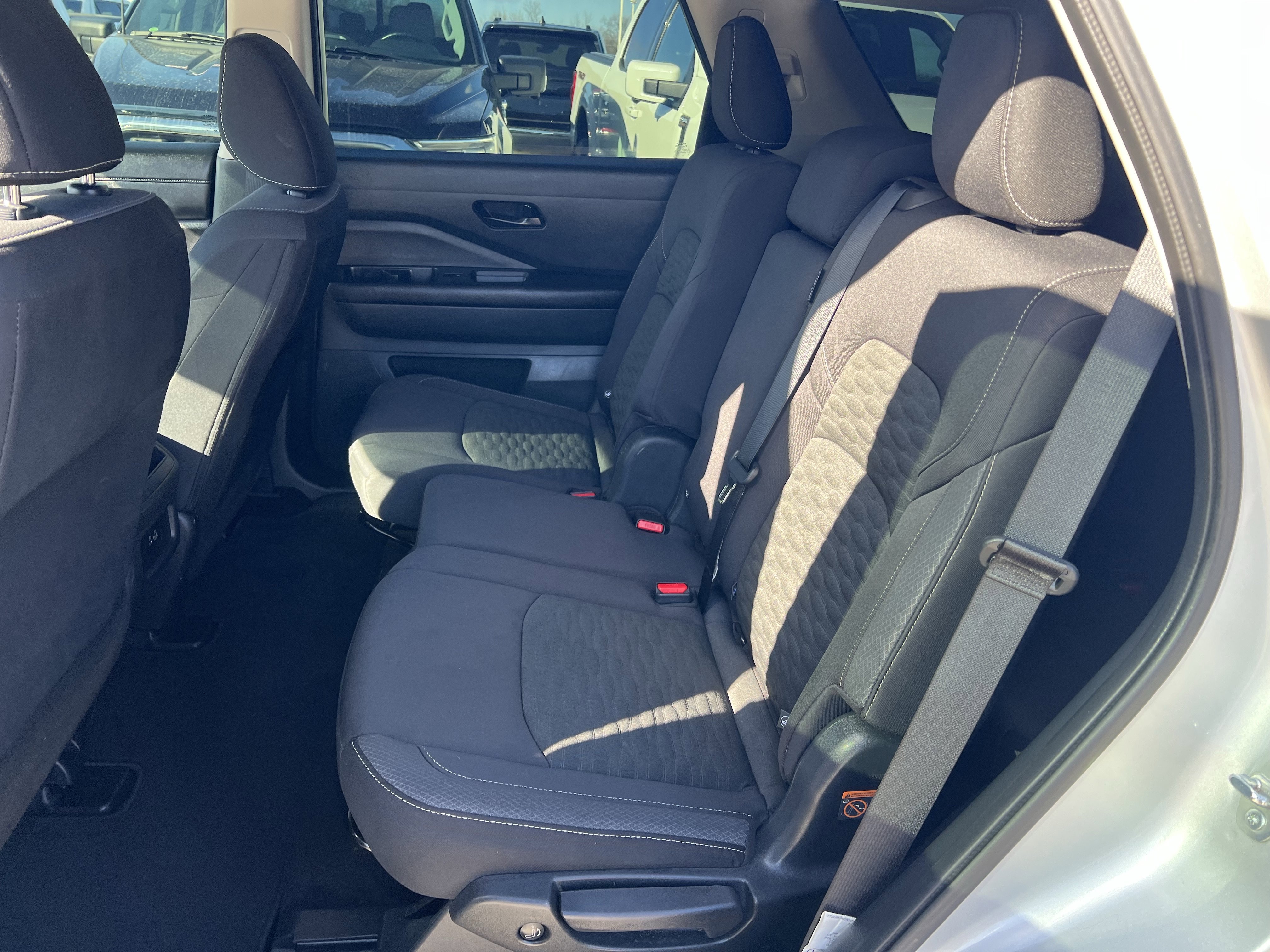 Used 2024 Nissan Pathfinder S image 16