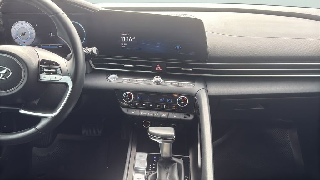 Used 2023 Hyundai Elantra SEL w/ Convenience Package image 19