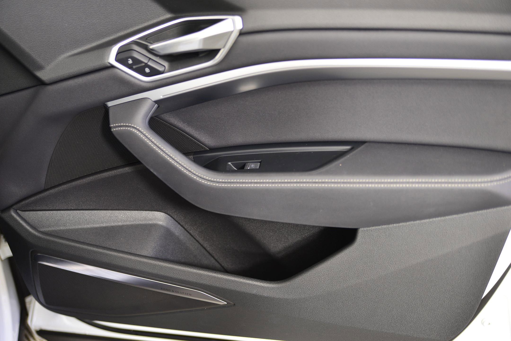 Used 2020 Audi e-tron Premium Plus image 21