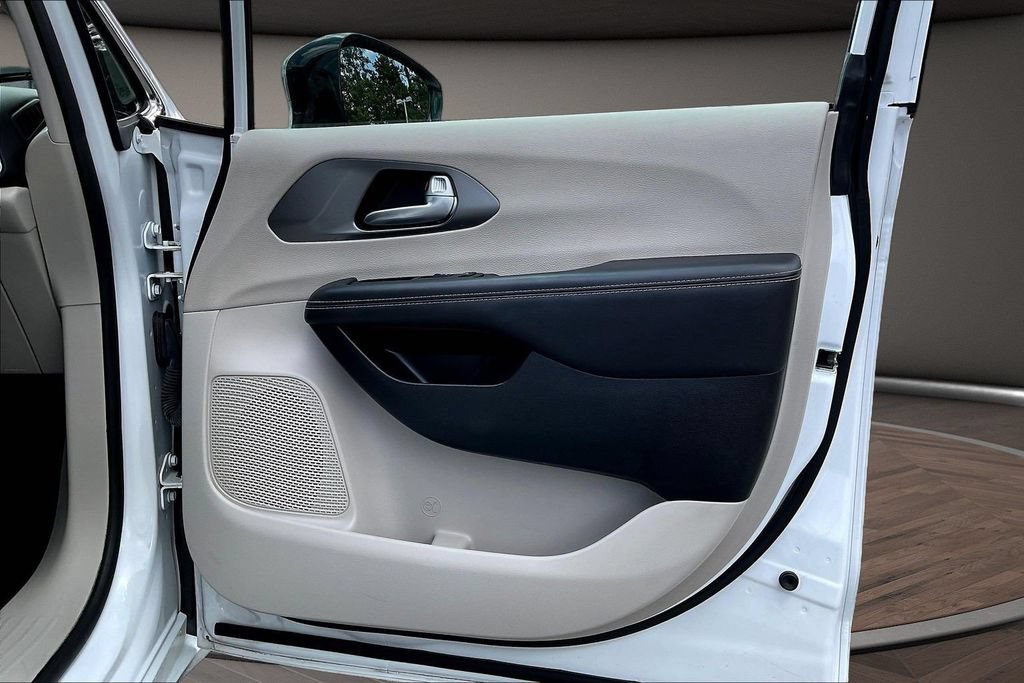 Used 2024 Chrysler Pacifica Touring-L FWD image 31
