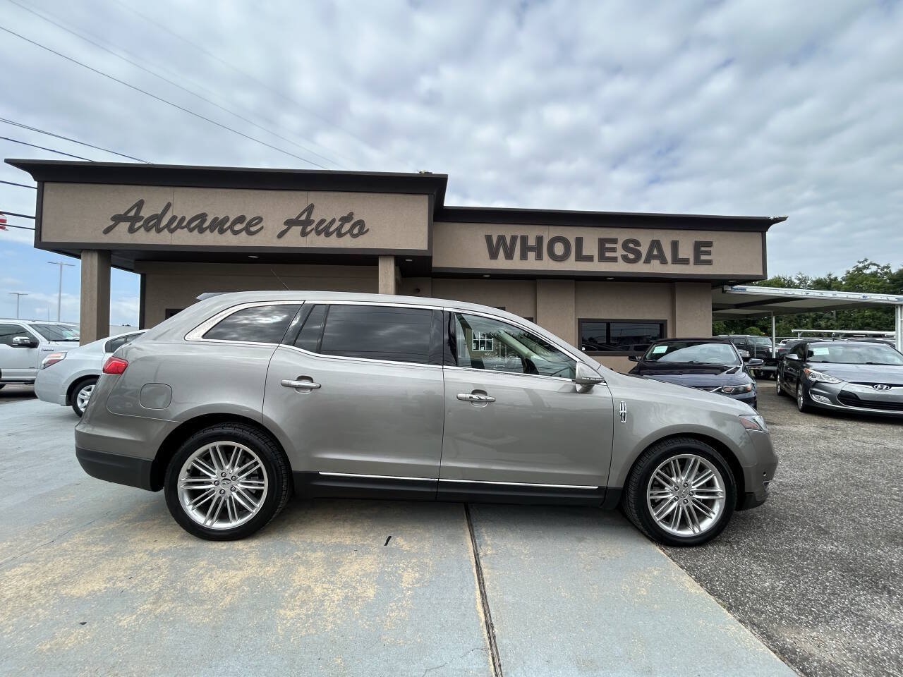Used 2016 Lincoln MKT AWD w/ Equipment Group 201A image 1