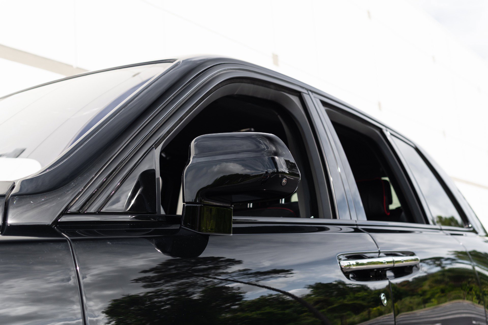 Used 2022 Rolls-Royce Cullinan Black Badge w/ Dark Exterior Package AWD/4WD image 24