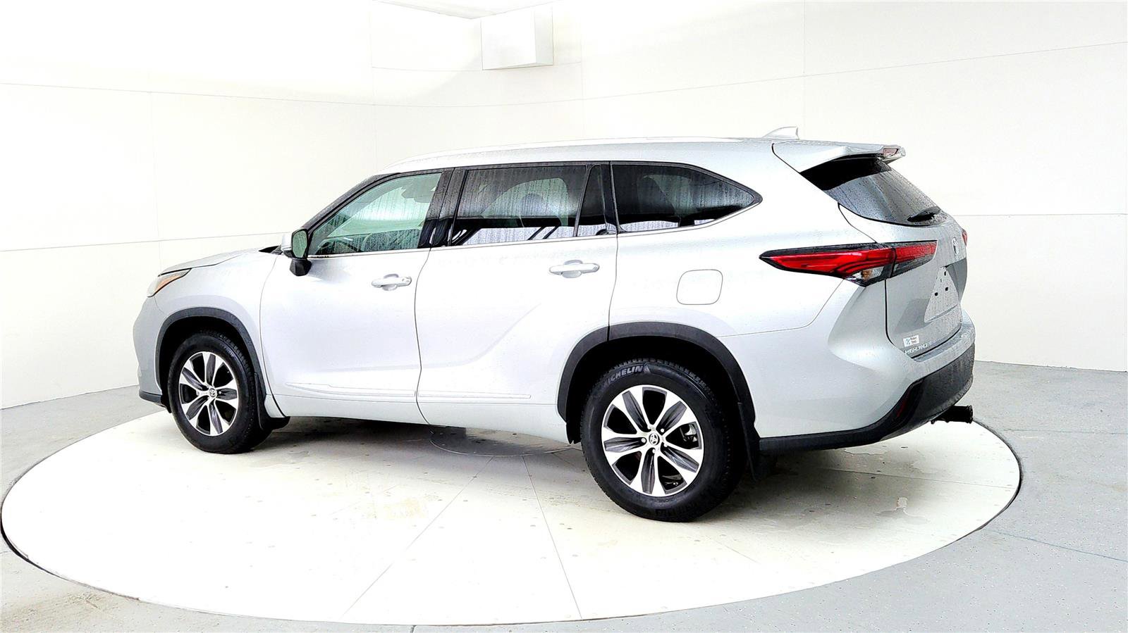 Used 2022 Toyota Highlander XLE image 4