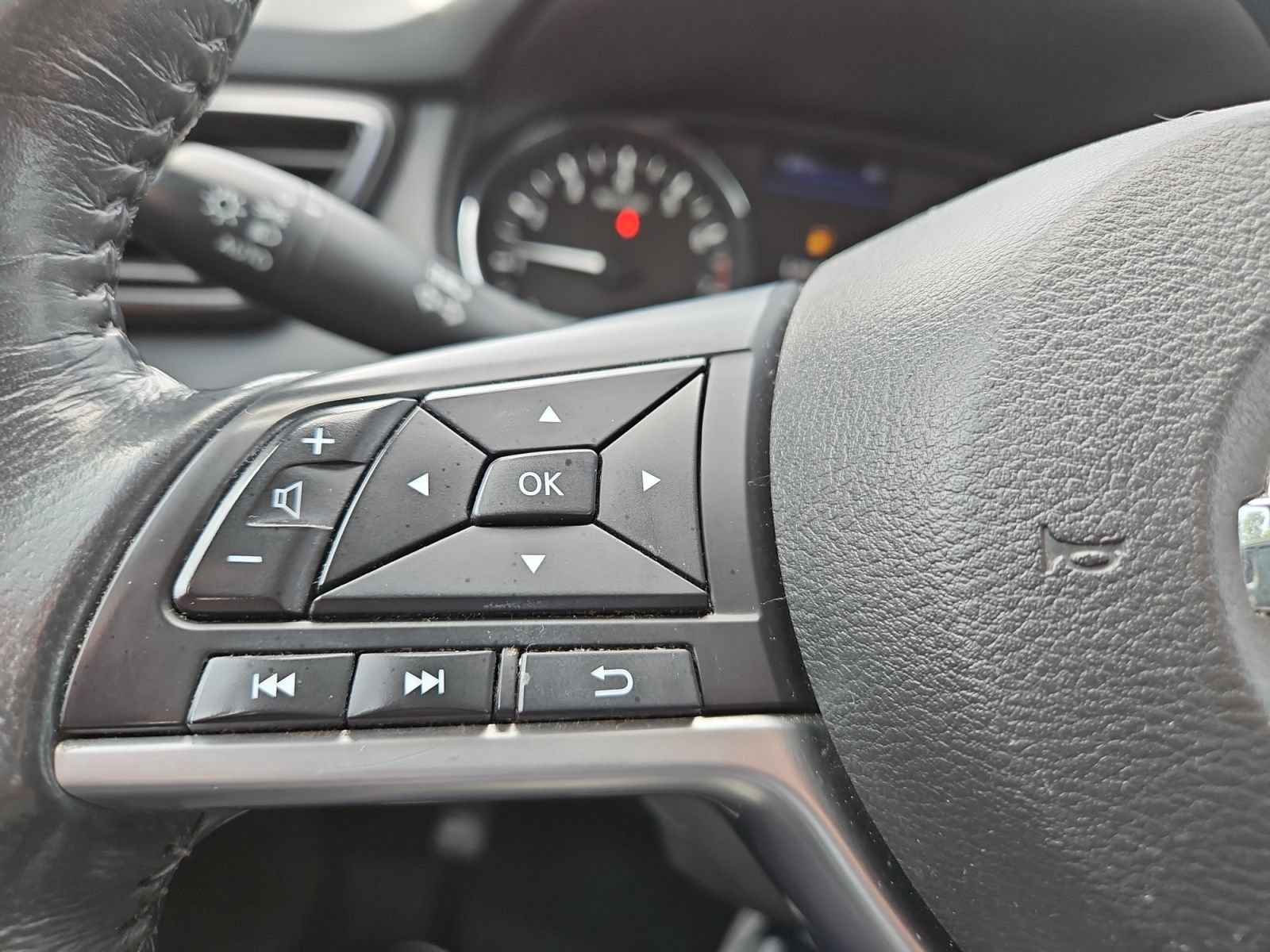Used 2018 Nissan Rogue SV AWD/4WD image 25
