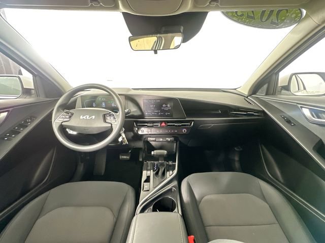 Used 2023 Kia Niro LX image 3