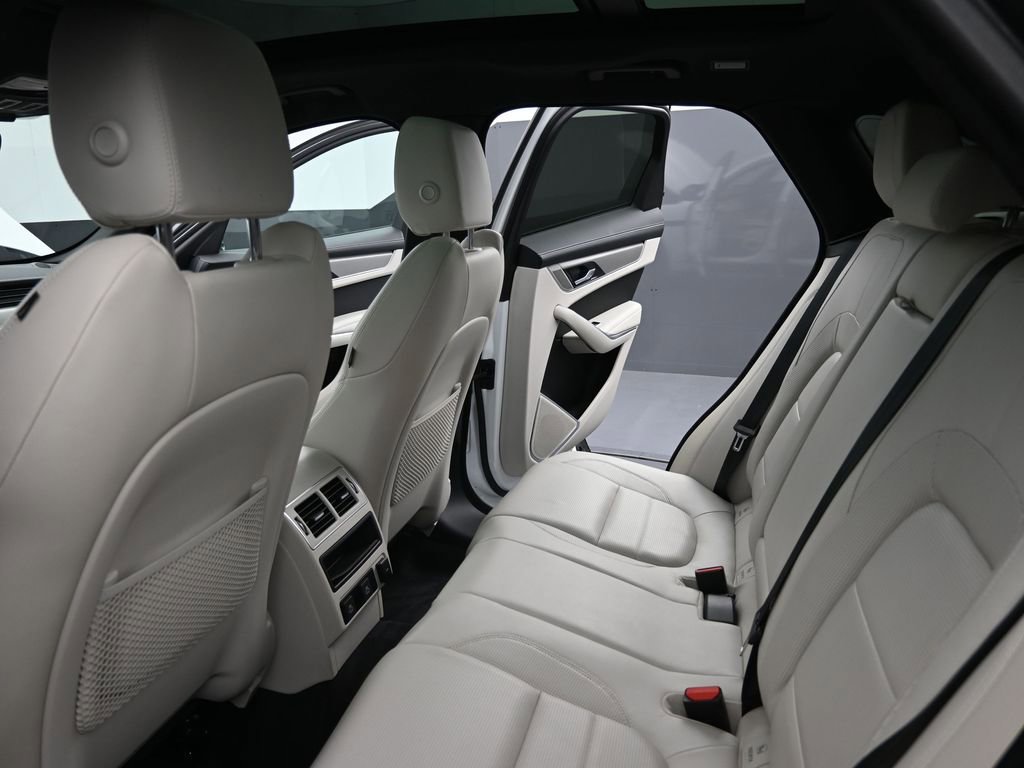 Certified 2025 Jaguar F-PACE R-Dynamic S image 16
