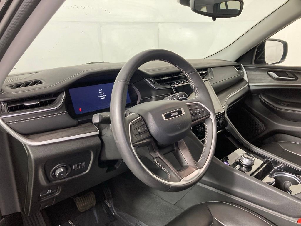 Used 2023 Jeep Grand Cherokee Limited image 16