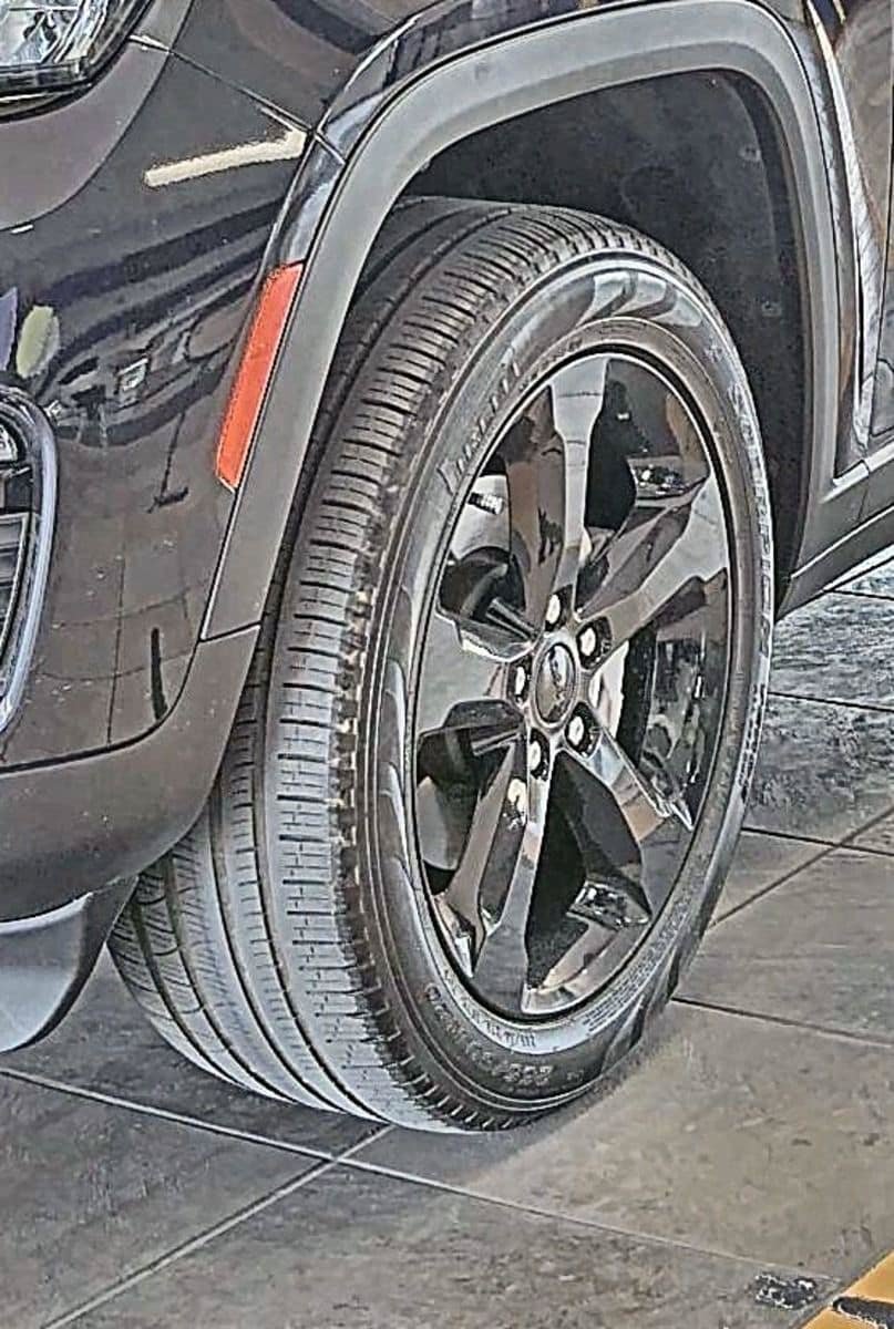 Used 2024 Jeep Grand Cherokee Limited w/ Black Appearance Package AWD/4WD image 6