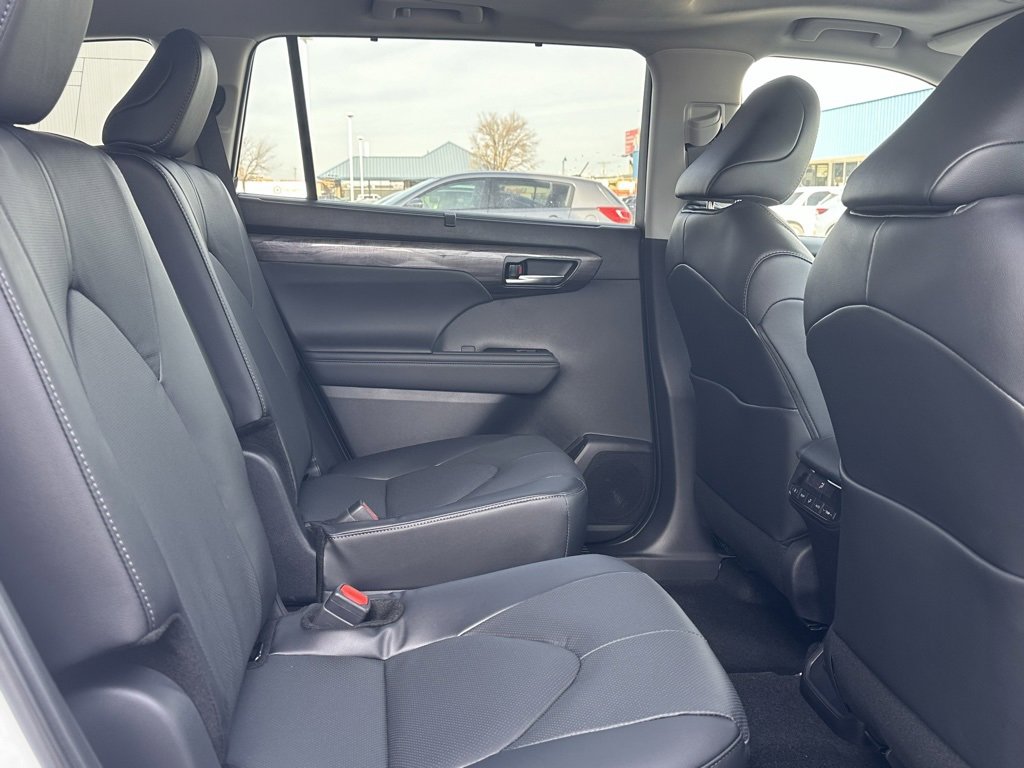 New 2026 Toyota Highlander Limited image 16