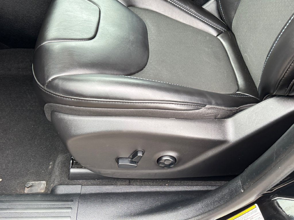 Used 2019 Jeep Cherokee Latitude Plus w/ Comfort/Convenience Group AWD/4WD image 17