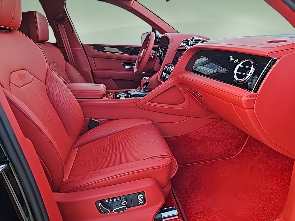 Used 2022 Bentley Bentayga image 2