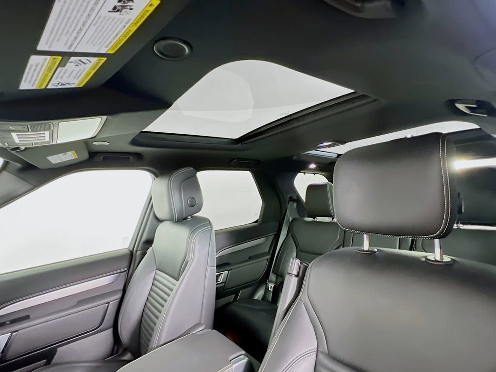 Used 2025 Land Rover Discovery Dynamic SE image 23