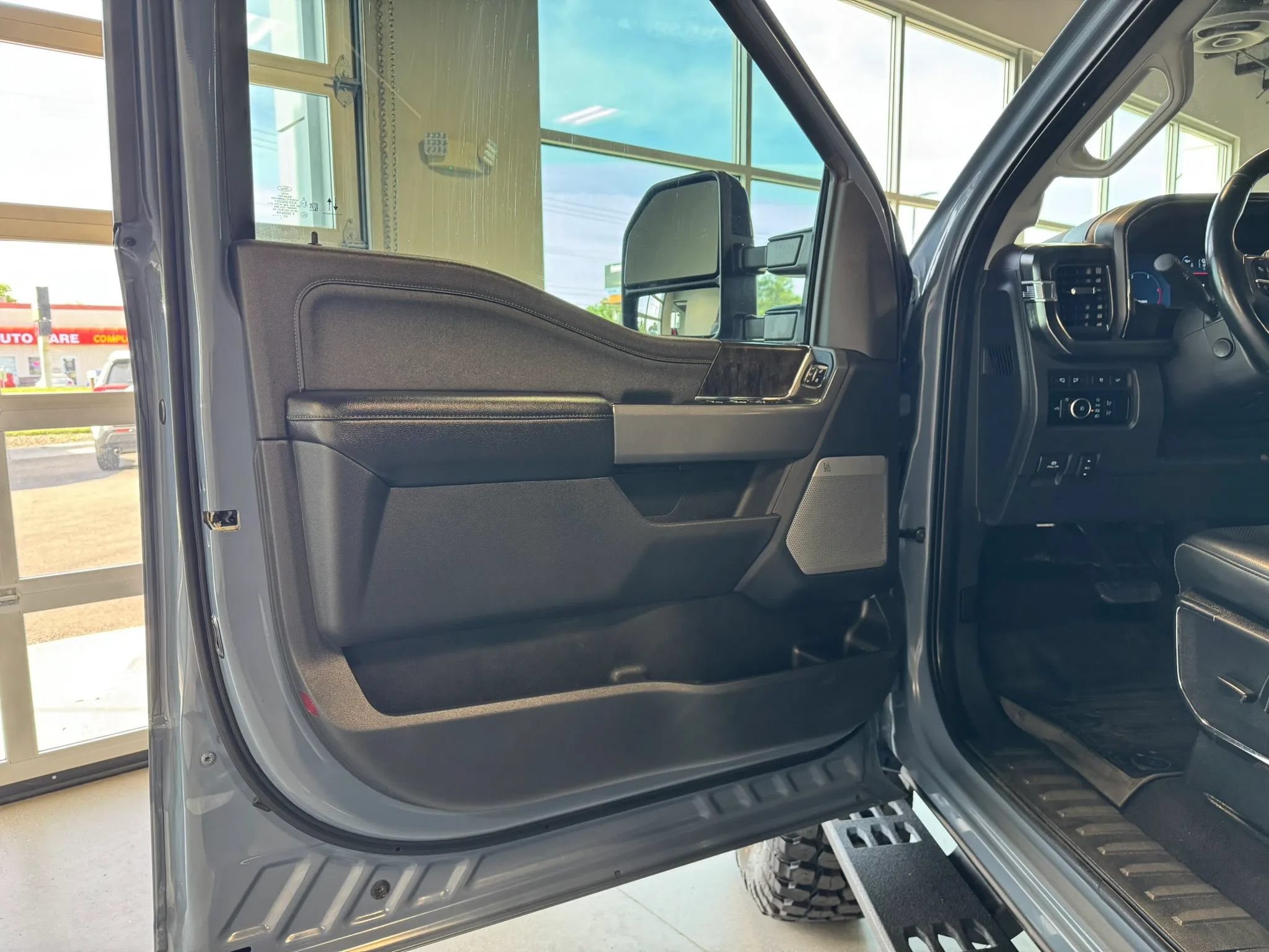 Used 2023 Ford F350 Lariat w/ Lariat Ultimate Package AWD/4WD image 12