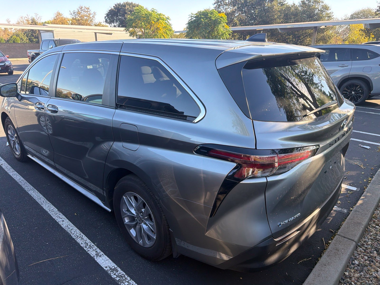 Used 2026 Toyota Sienna LE AWD/4WD image 4