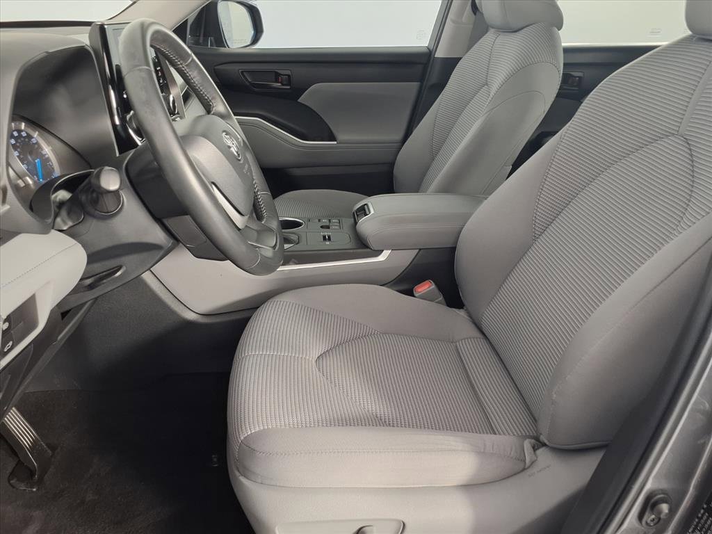 Used 2023 Toyota Highlander LE image 23