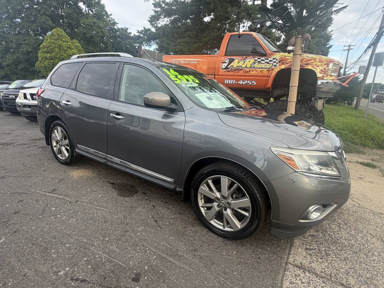 Used 2016 Nissan Pathfinder Platinum w/ Family Entertainment Package AWD/4WD image 2