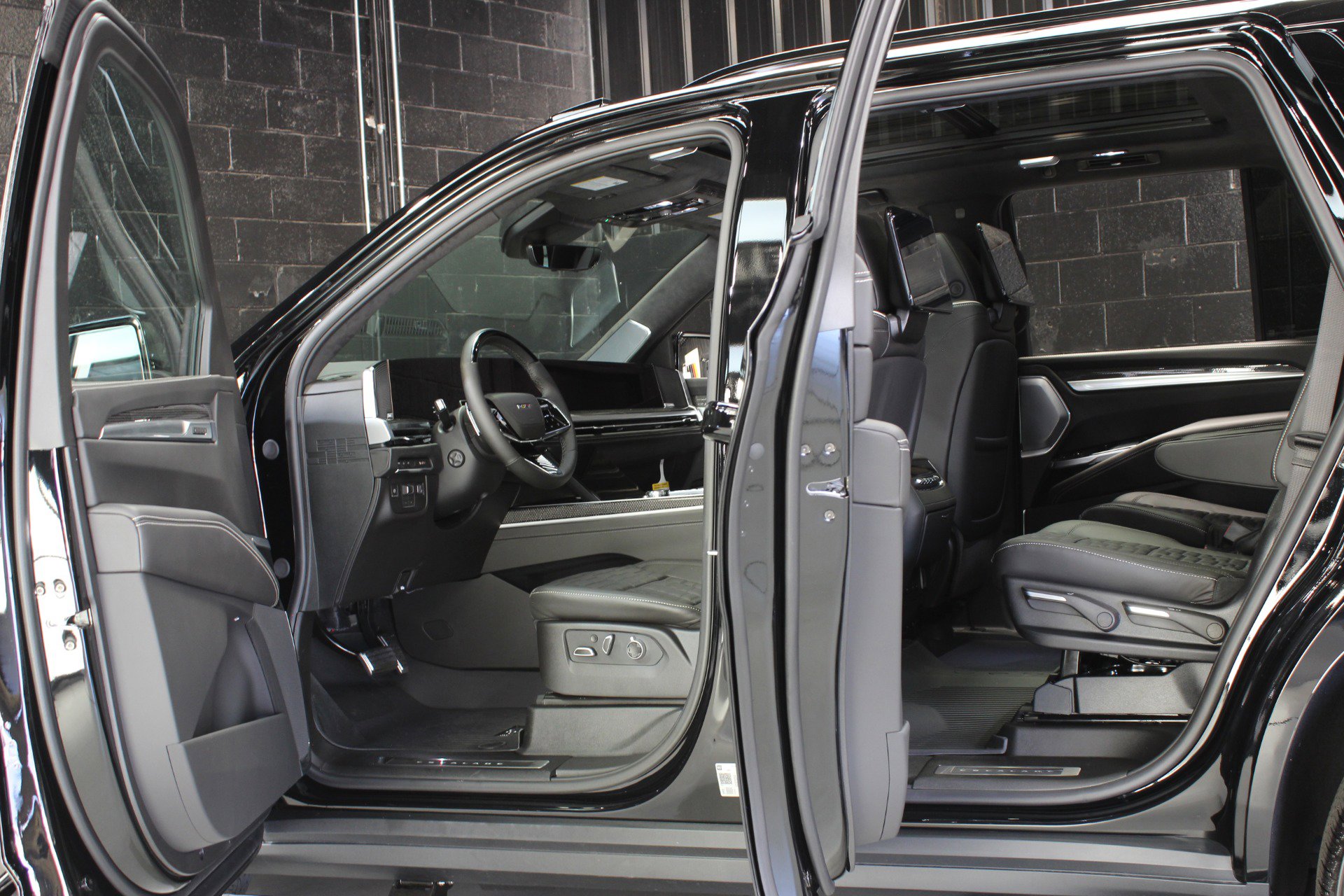 Used 2026 Cadillac Escalade V w/ LPO, ONYX Package image 21
