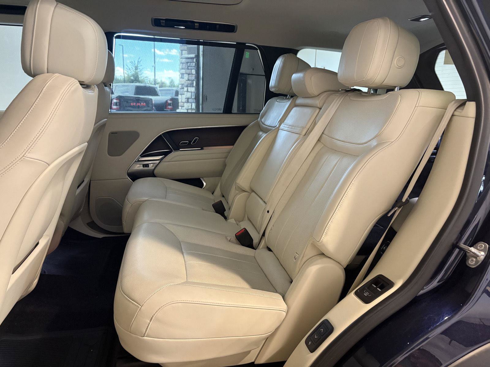 Used 2023 Land Rover Range Rover Long Wheelbase SE AWD/4WD image 33