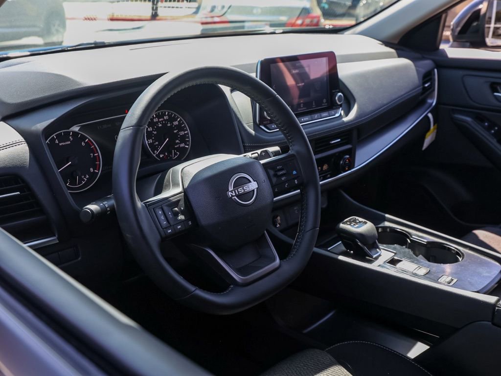 Used 2025 Nissan Rogue SV image 14