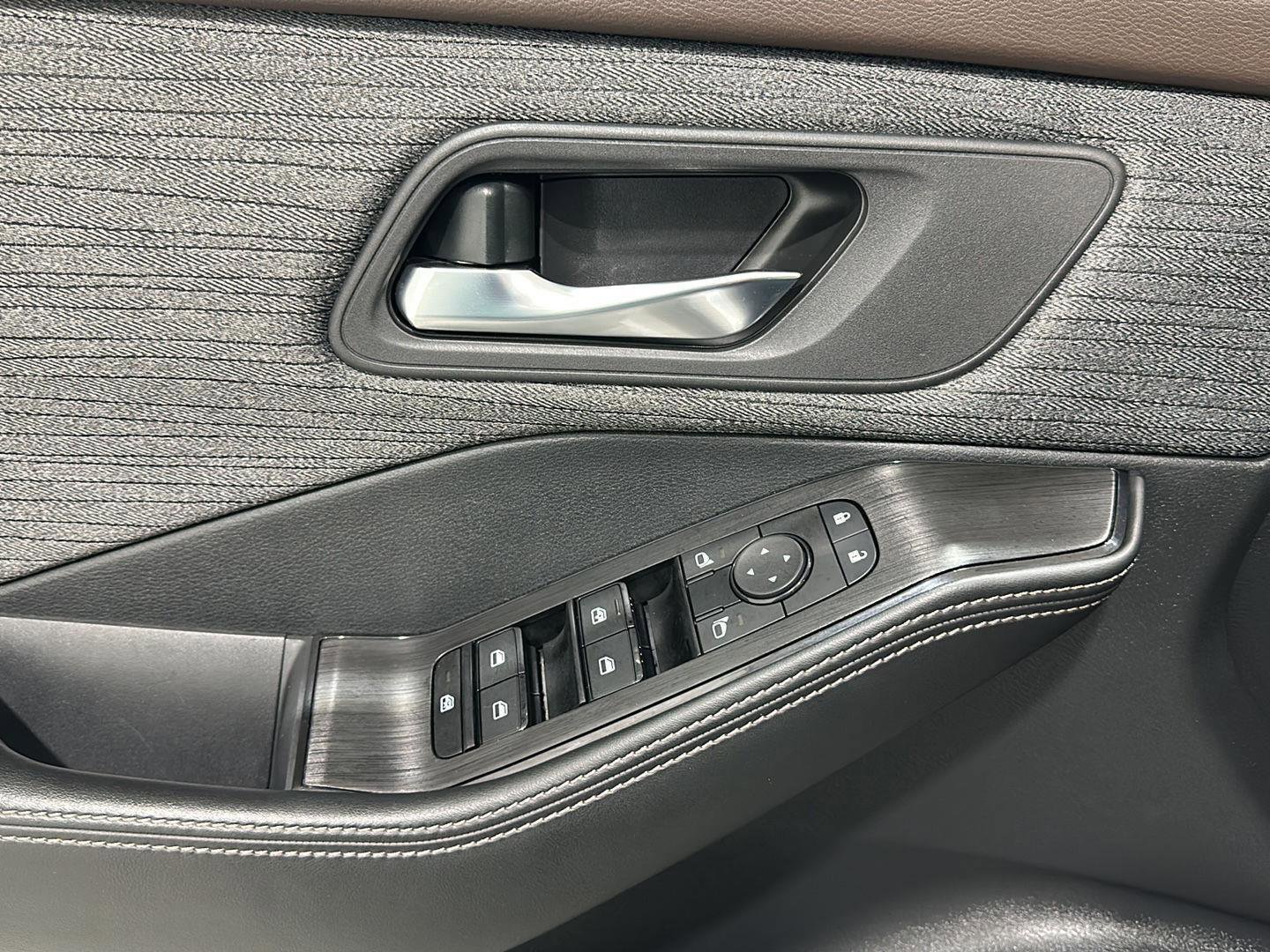 Used 2023 Nissan Rogue SV image 23