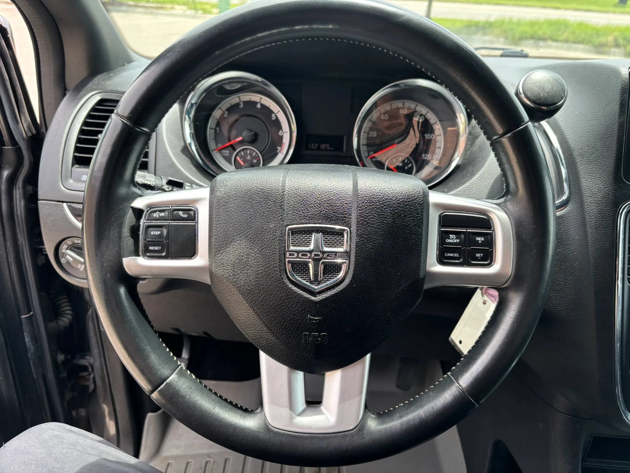 Used 2018 Dodge Grand Caravan SXT w/ Blacktop Package FWD image 11