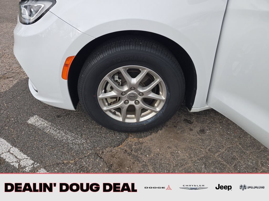 Used 2024 Chrysler Pacifica Touring-L FWD image 25