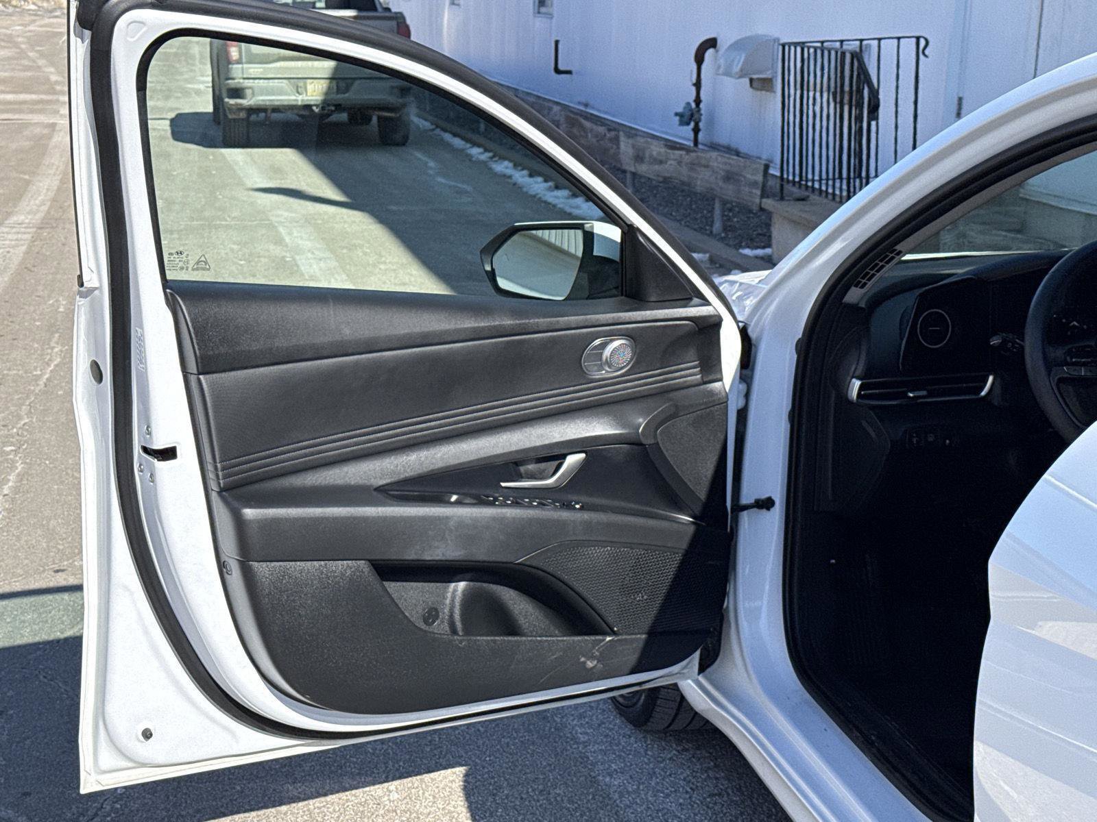 Used 2024 Hyundai Elantra Limited image 11