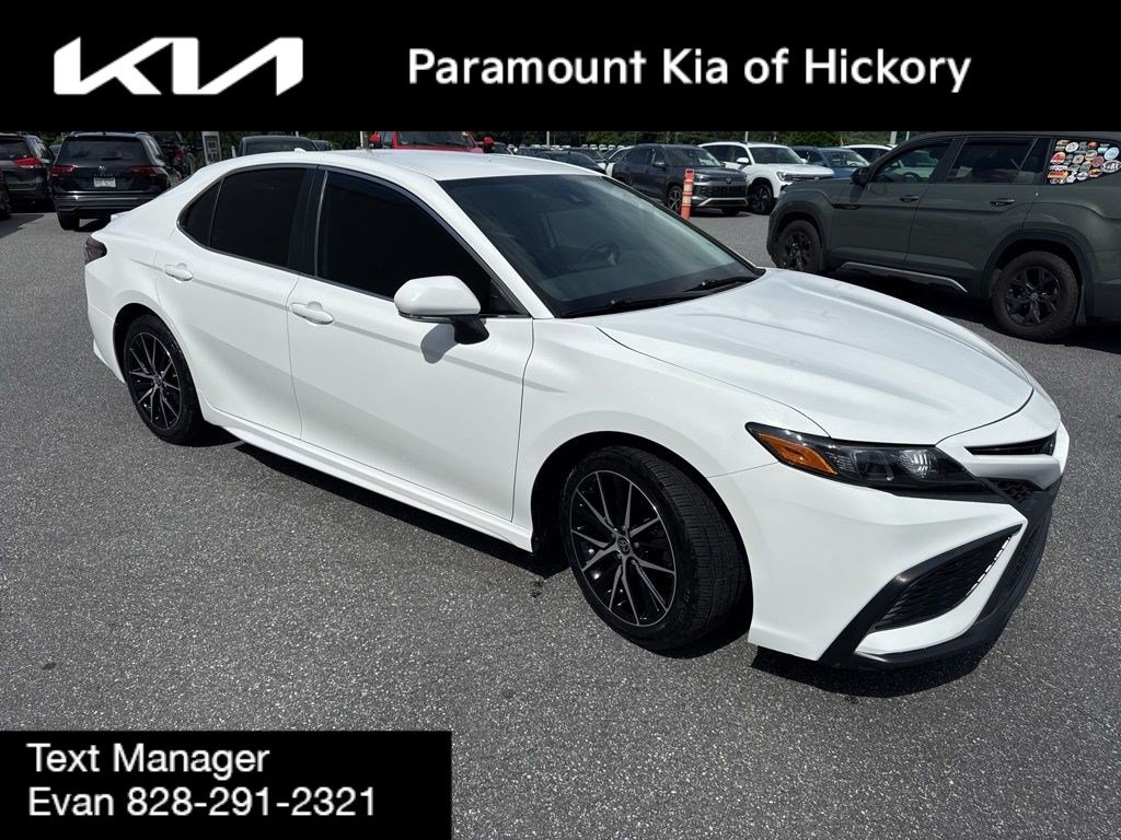 Used 2023 Toyota Camry SE AWD/4WD image 3