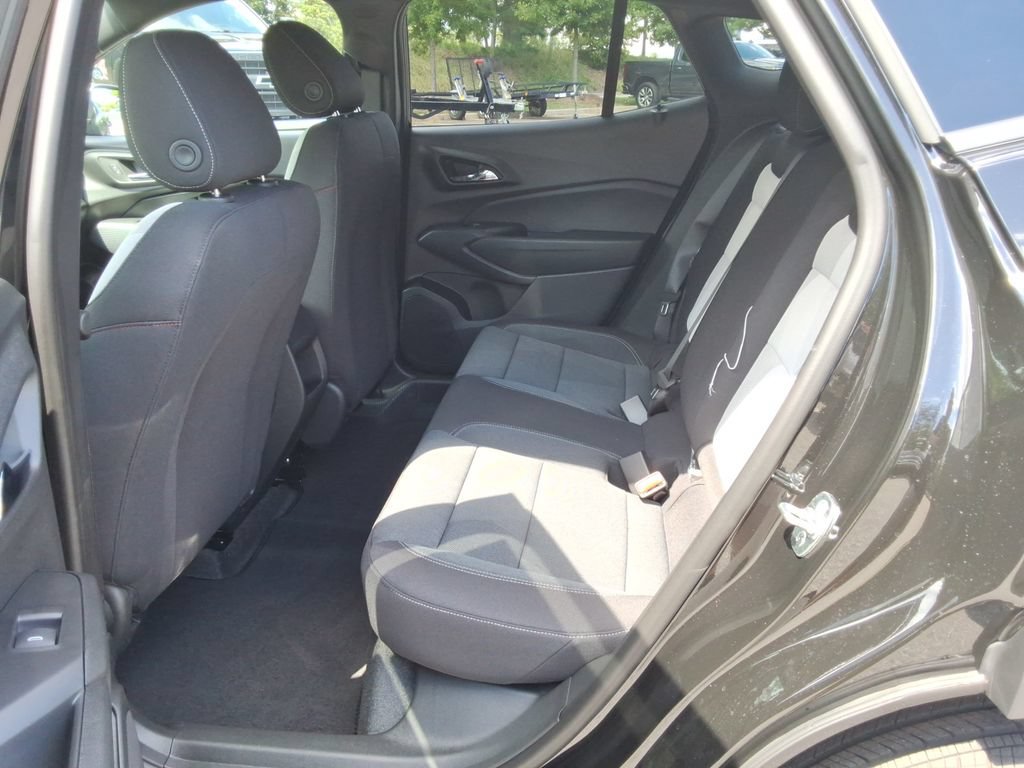 New 2026 Chevrolet Trax RS w/ Sunroof Package FWD image 16