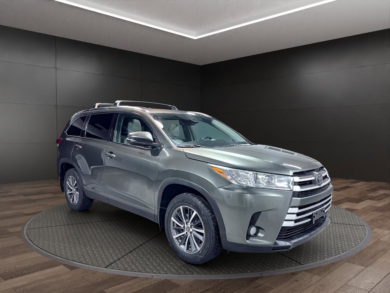 Used 2019 Toyota Highlander XLE image 2
