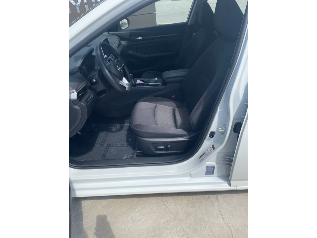 Used 2025 Nissan Altima 2.5 SV FWD image 12