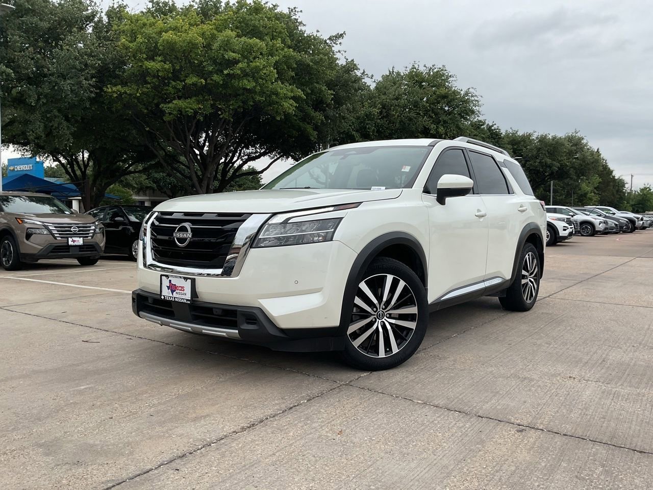 Used 2024 Nissan Pathfinder Platinum w/ Cargo Package AWD/4WD image 2