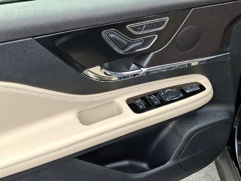 Used 2025 Lincoln Corsair FWD image 12