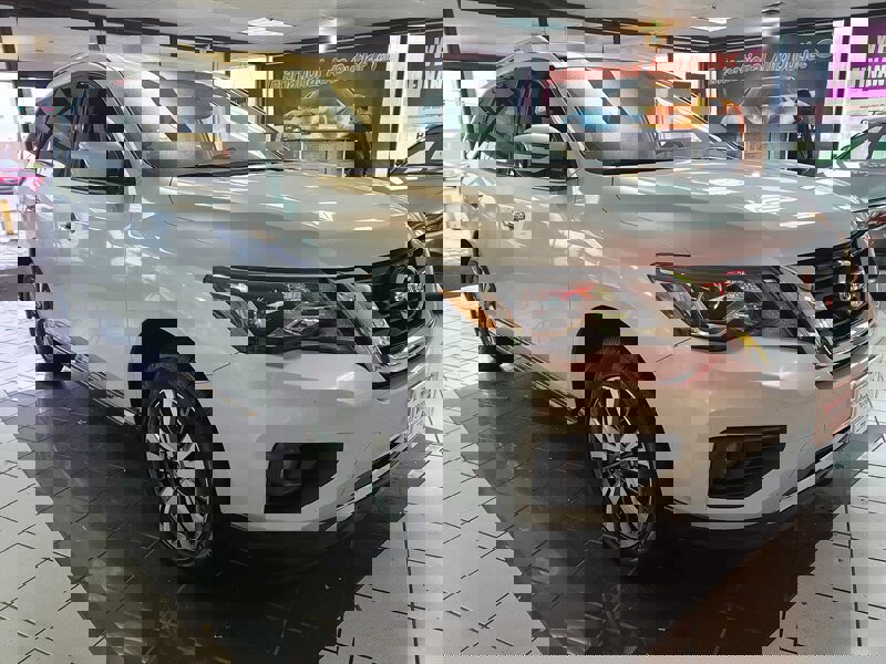 Used 2017 Nissan Pathfinder SV image 4