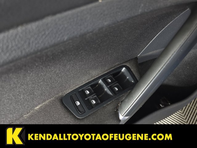 Used 2016 Volkswagen e-Golf SE w/ DC Fast Charging Package FWD image 19