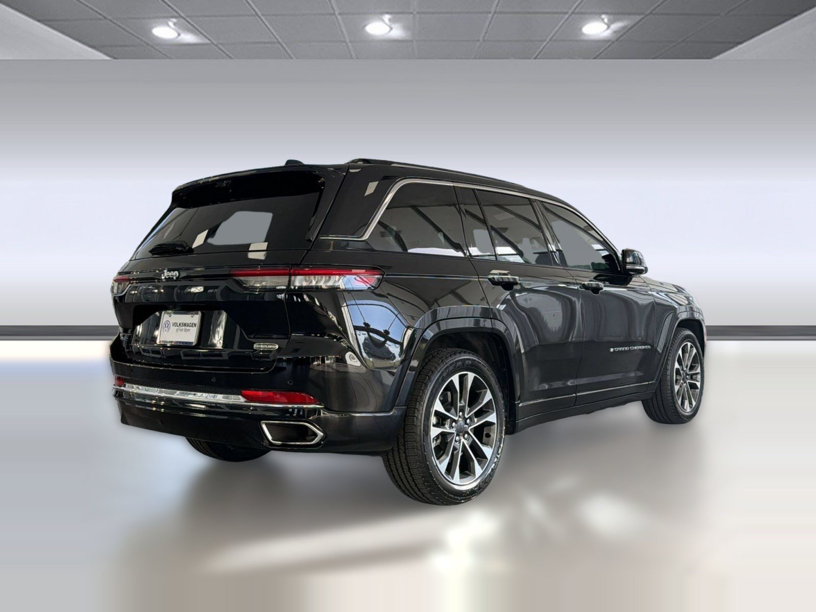 Used 2023 Jeep Grand Cherokee Overland w/ Luxury Tech Group IV AWD/4WD image 9