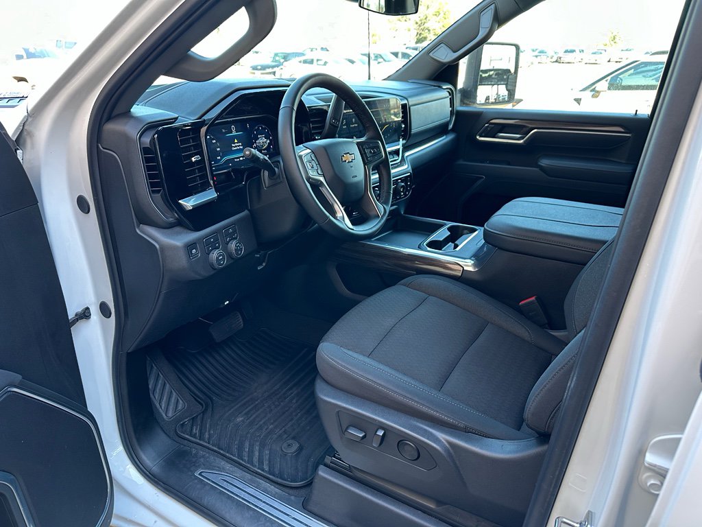 Used 2025 Chevrolet Silverado 2500 LT w/ Convenience Package image 11