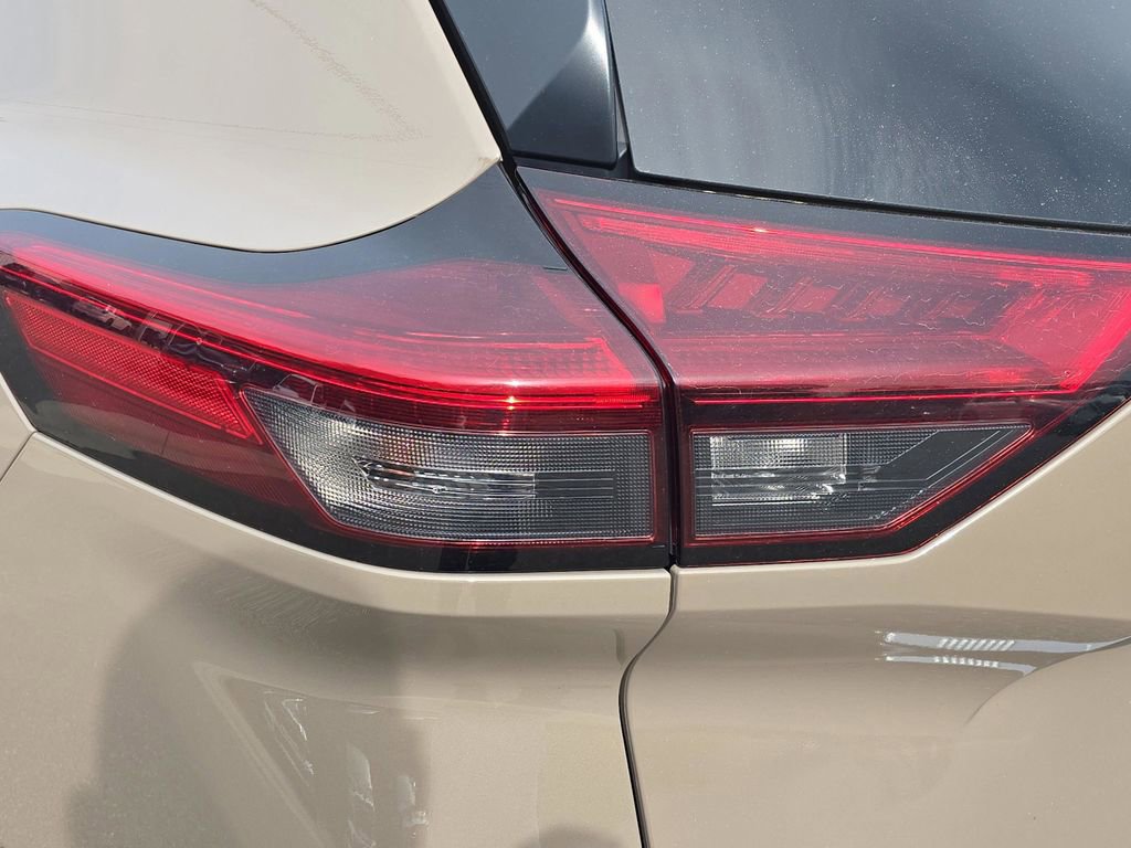 Used 2024 Nissan Rogue SV w/ SV Premium Package image 9