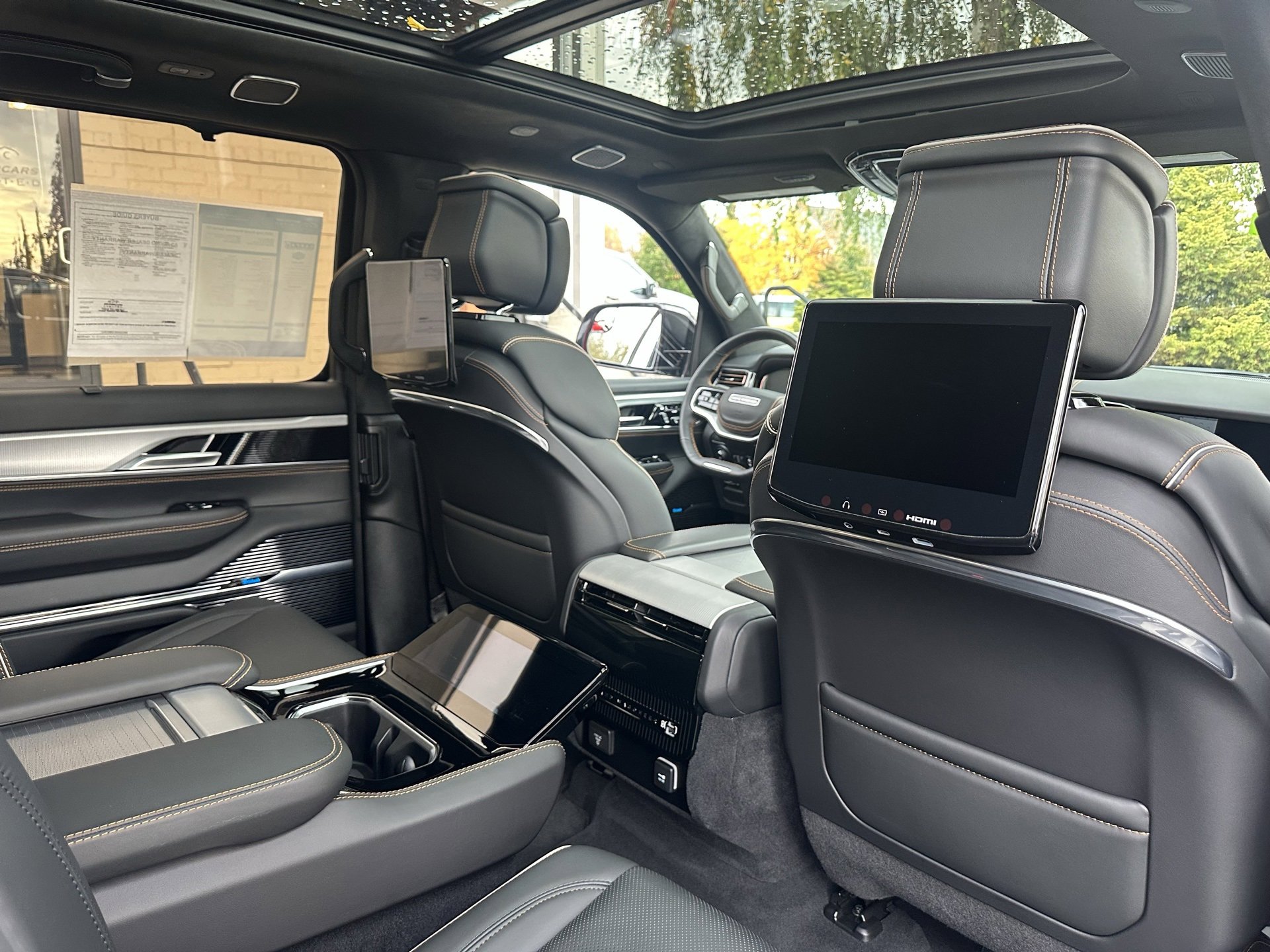 Used 2023 Jeep Grand Wagoneer Series III w/ Rear-Seat Entertainment Group image 28