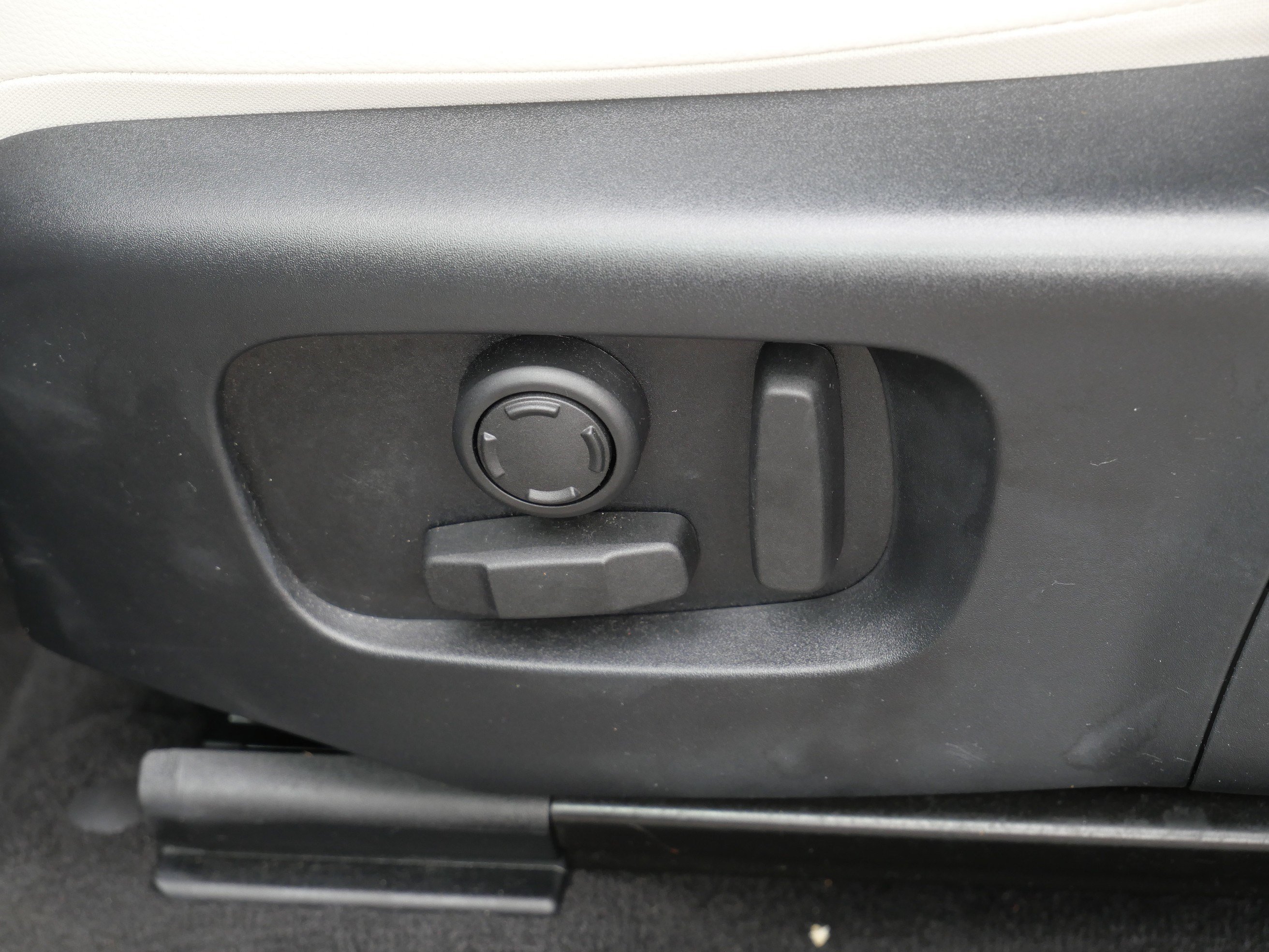 Certified 2025 Land Rover Discovery Sport S AWD/4WD image 15