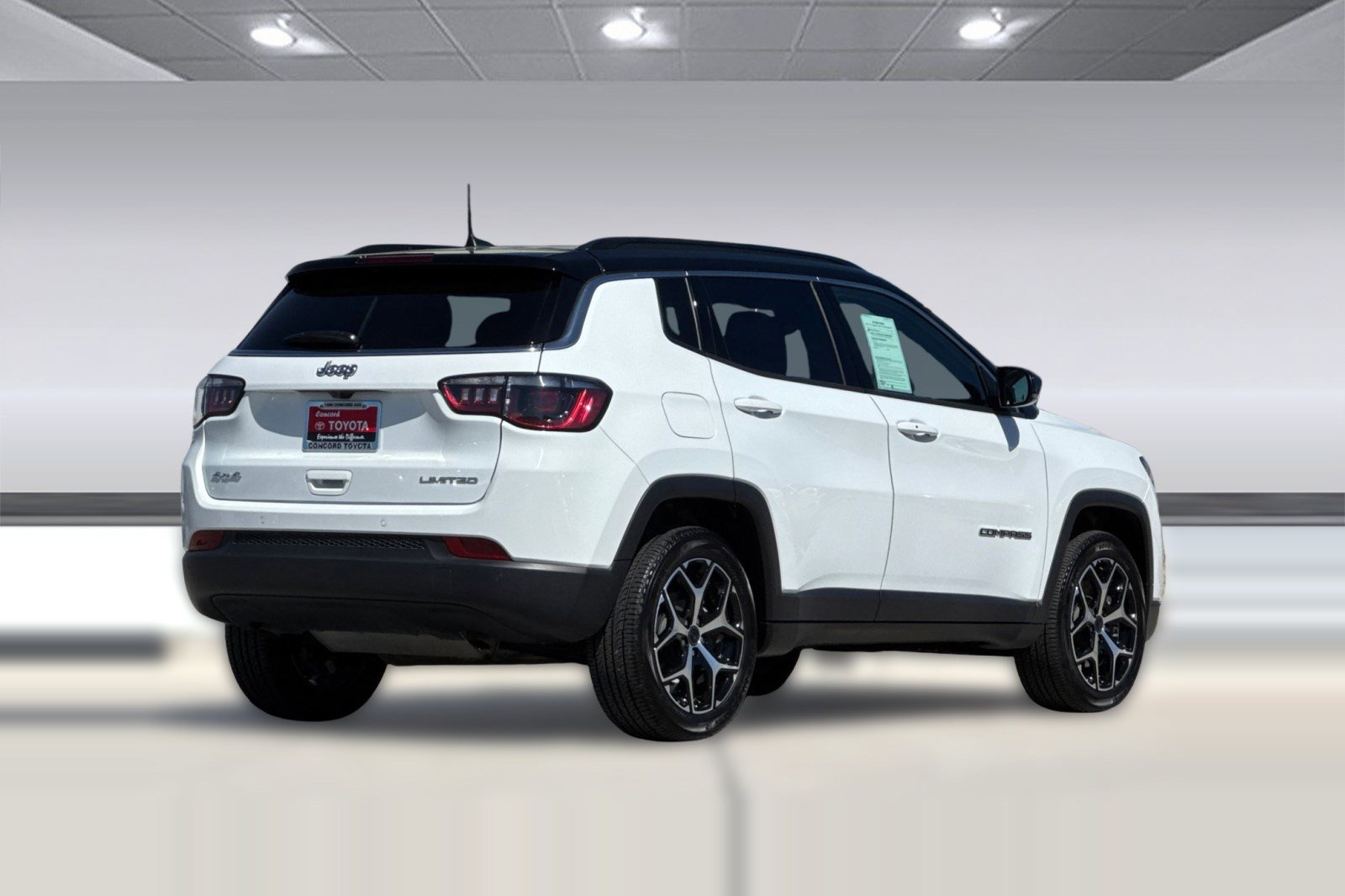 Used 2025 Jeep Compass Limited image 3