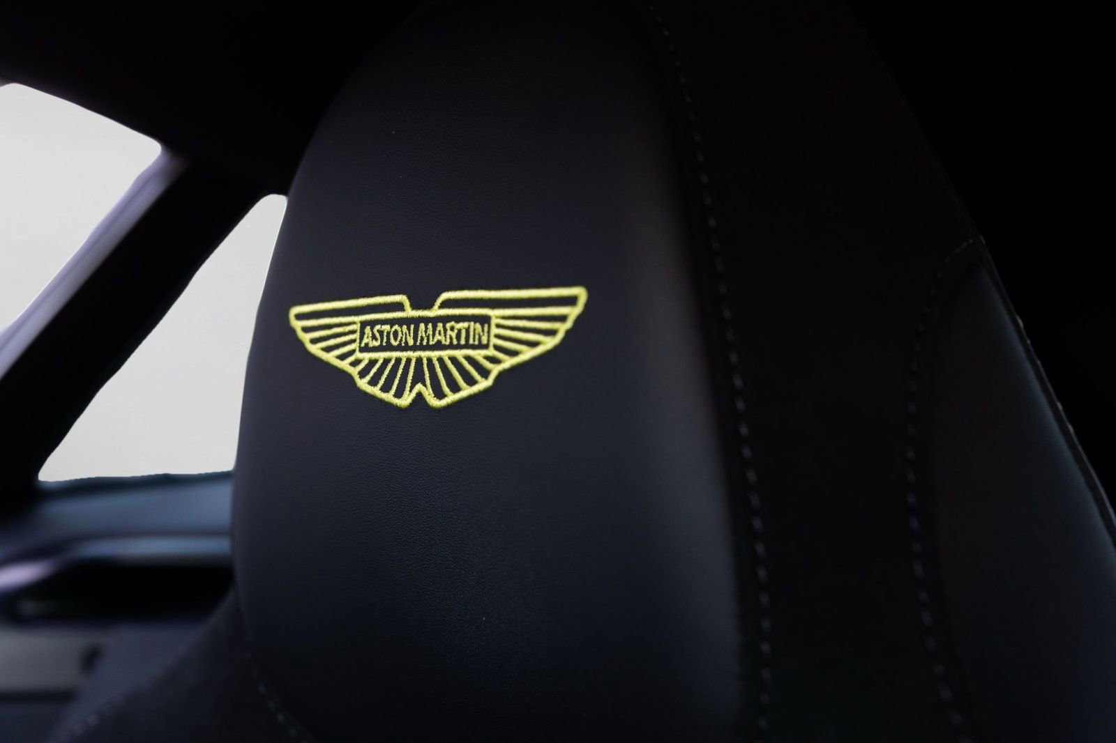 Used 2026 Aston Martin V8 Vantage Coupe RWD image 11