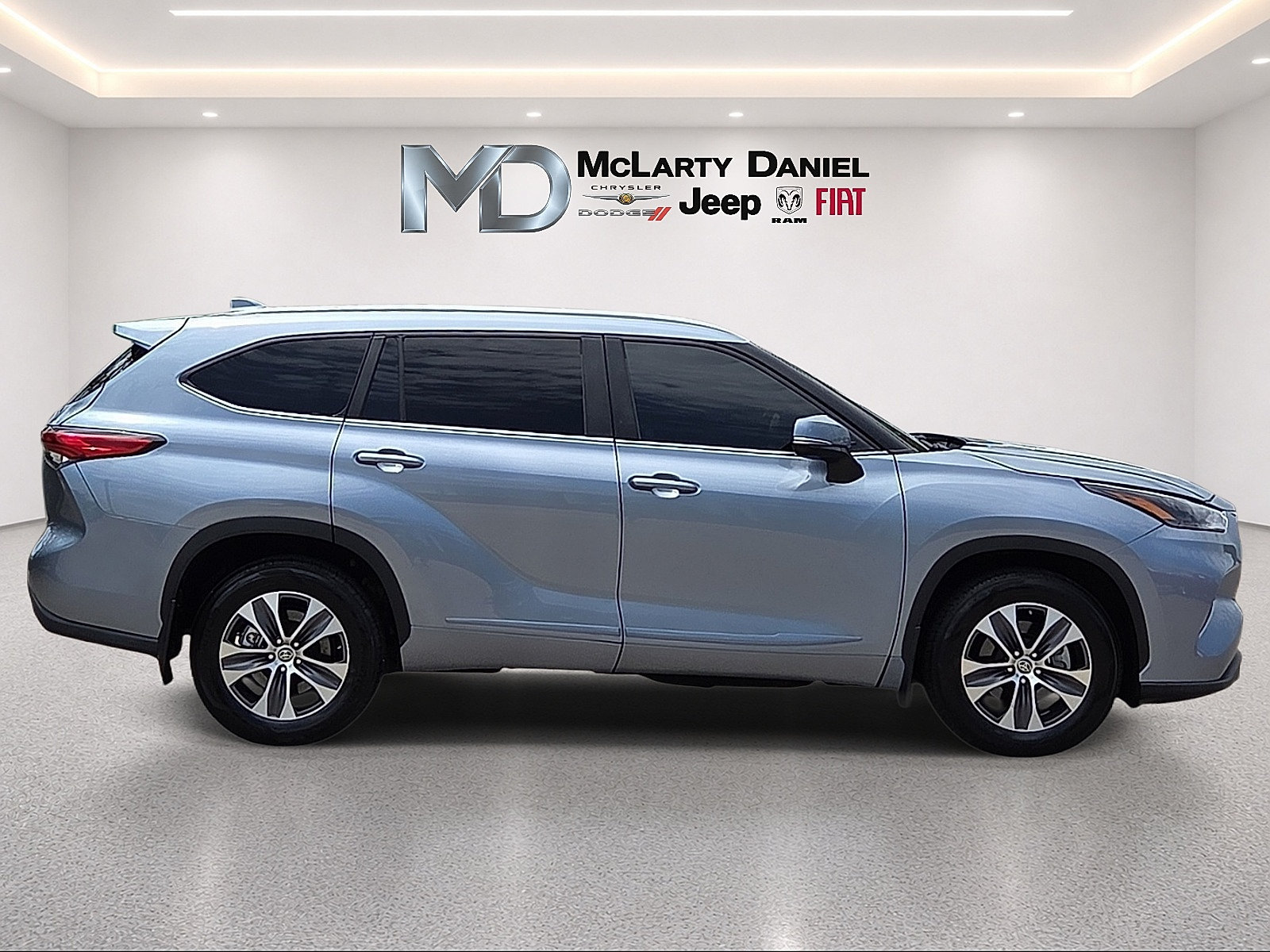 Used 2023 Toyota Highlander XLE AWD/4WD image 6