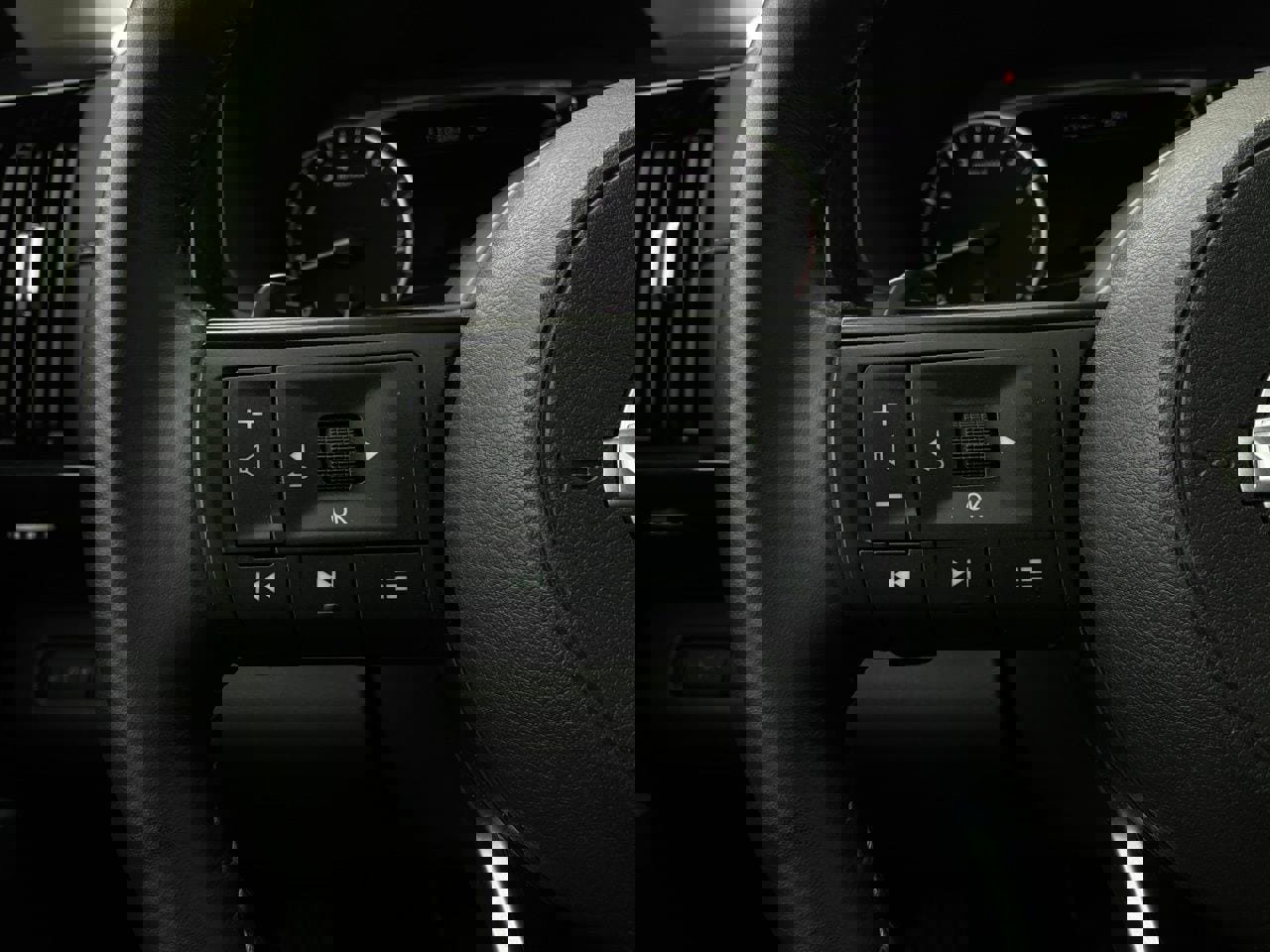 Used 2025 Nissan Pathfinder SV image 36