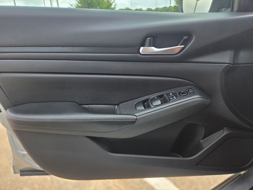 Used 2024 Nissan Altima 2.5 SV FWD image 27